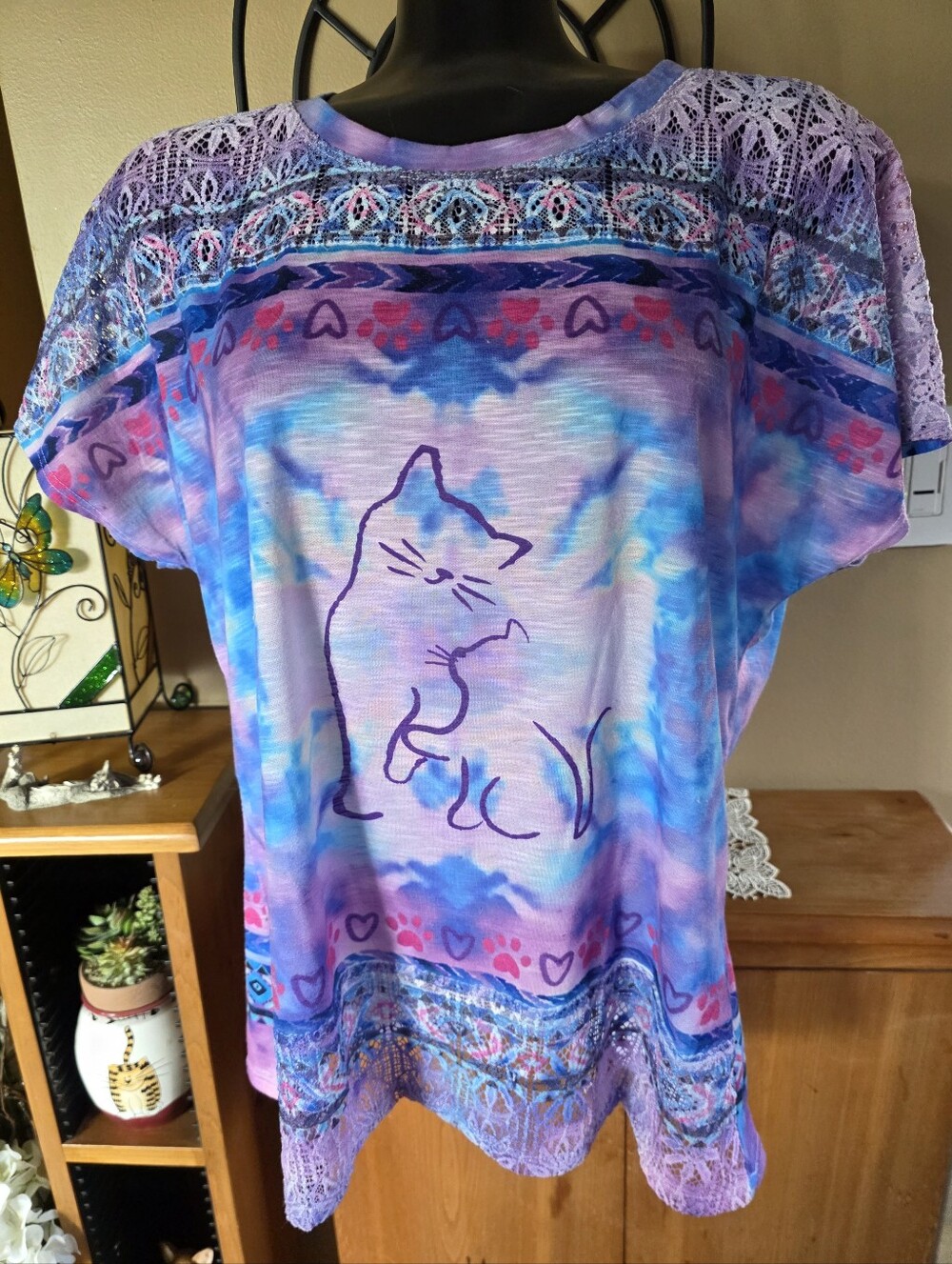 Colourful Tie-Dye Cat Graphic Tee with Lace Shoulders & Trim Size XL 💜🐾